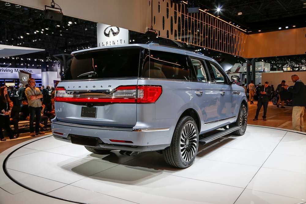 2018-Lincoln-Navigator-rear-three-quarte