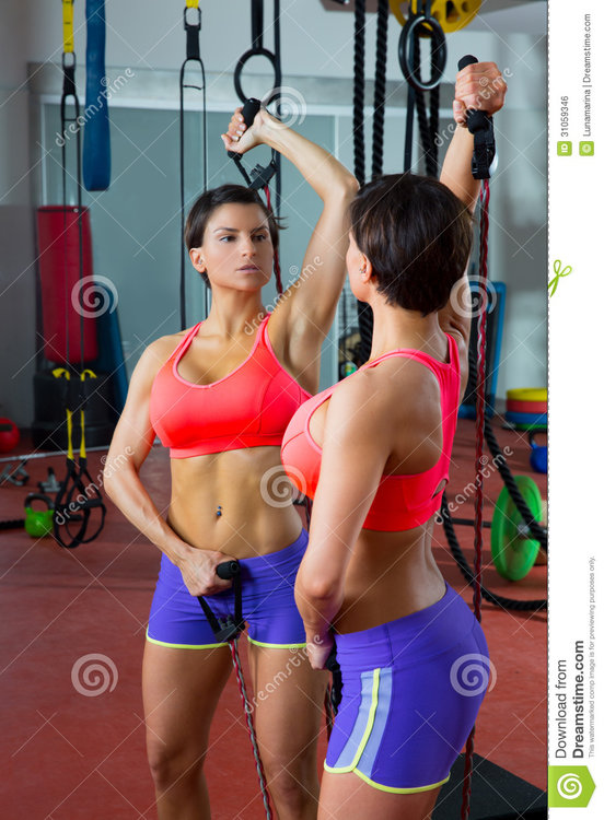 crossfit-fitness-jumprope-woman-looking-