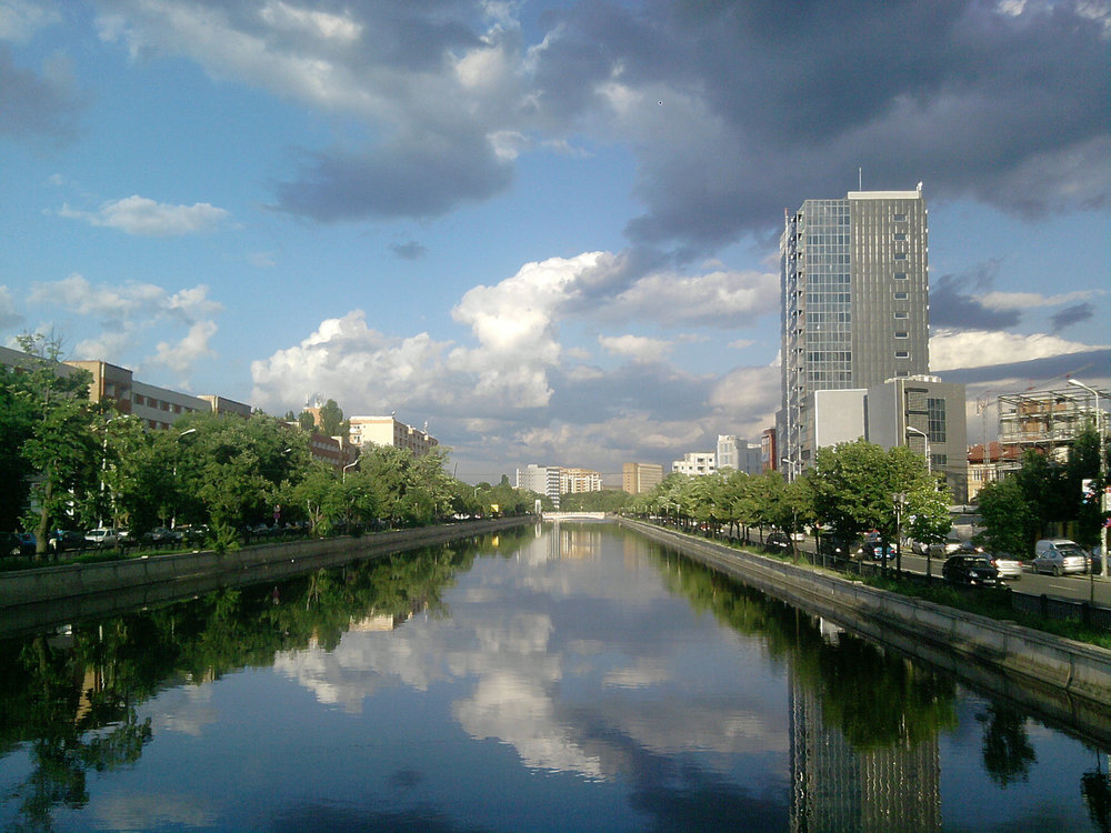 Dambovita_near_Ciurel_Bridge_in_Buchares